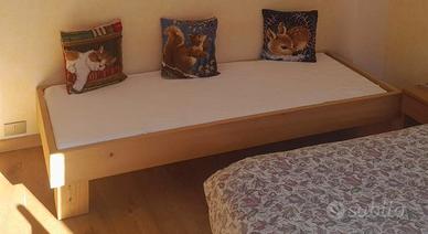letto in legno massiccio spazzolato
