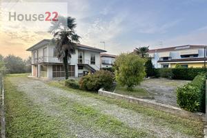 !!! CASA SINGOLA di Mq 230 con ampio giar