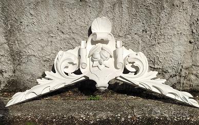 Grande fregio decorativo in legno mass.