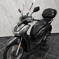 Honda SH 150i ABS con paravento e bauletto