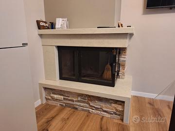 Camino a legna rivestito in pietra stile moderno