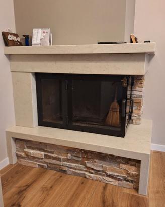 Camino a legna rivestito in pietra stile moderno