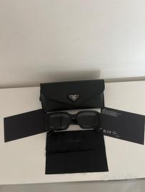 Occhiali da sole Prada neri con custodia originale