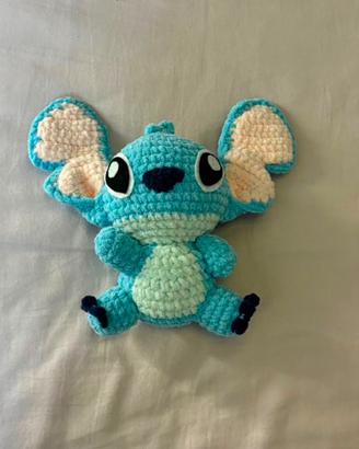 peluche all’uncinetto fatto a mano di Stitch