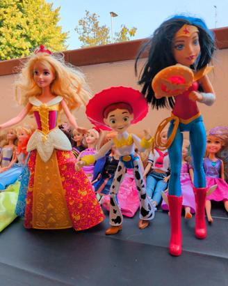 Barbie e altre figure Mattel e Disney