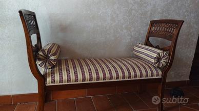 Divanetto in legno con cuscini in stile classico