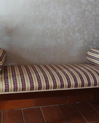 Divanetto in legno con cuscini in stile classico