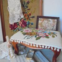 Sgabello con tappezzeria a mezzopunto