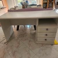 scrivania in legno 