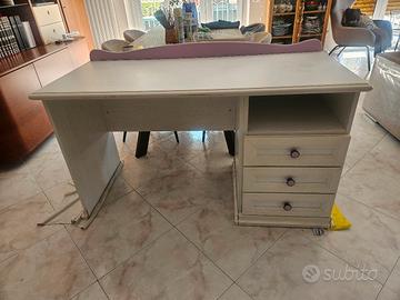scrivania in legno 