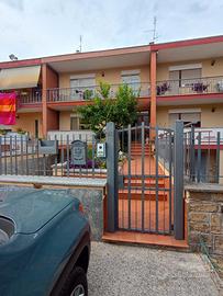 Villa a schiera a tre livelli fuori terra