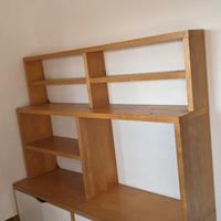 Mobile con scaffali e cassetti