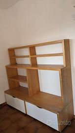 Mobile con scaffali e cassetti