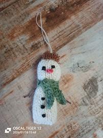 Pupazzo di neve artigianale di lana