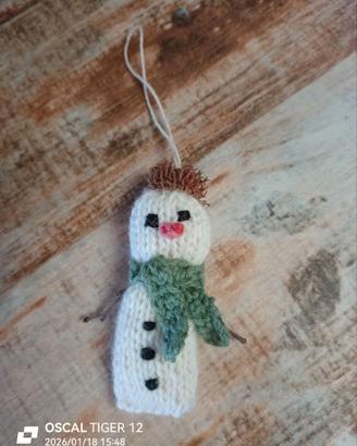 Pupazzo di neve artigianale di lana