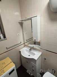 Mobile da bagno con lavabo e faretti