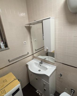 Mobile da bagno con lavabo e faretti