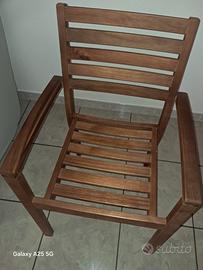 SediaSedia in legno con braccioli
