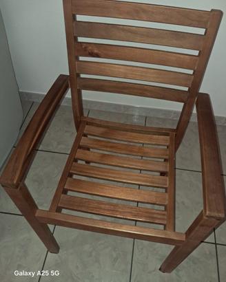 SediaSedia in legno con braccioli