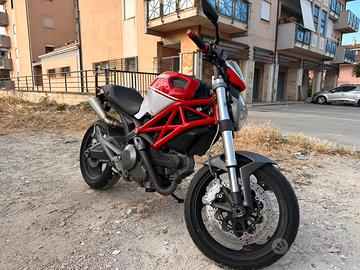 Ducati monster 696 plus