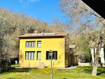 Rustico / Casale di 250 m² con più di 5 locali a B