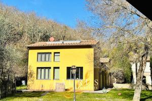 Rustico / Casale di 250 m² con più di 5 locali a B