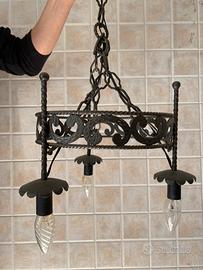 Lampadario in ferro battuto nero