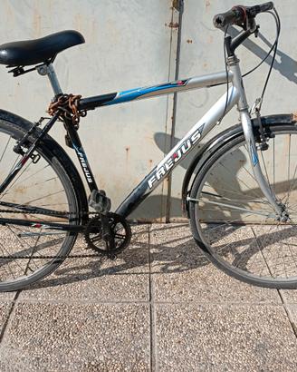 BICICLETTA. Misura. 28