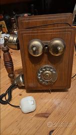 Telefono a muro antico
