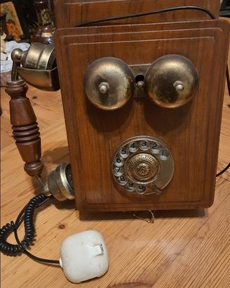 Telefono a muro antico