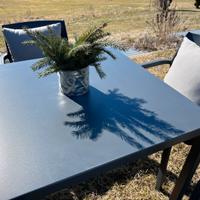 Tavolo in ferro con 4 sedie in resina