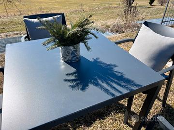 Tavolo in ferro con 4 sedie in resina