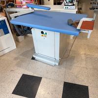 Tavolo da stiro rettangolare con braccio *expo*