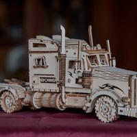 Modellino camion americano in legno