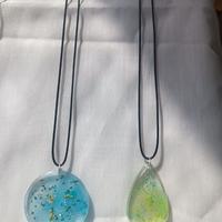 collane con ciondolo in resina