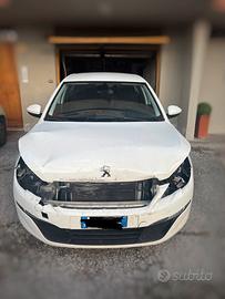 Peugeot 308 II incidentata