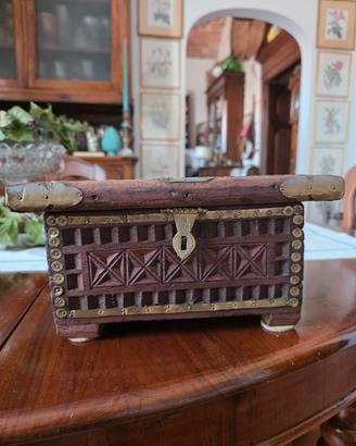 Bauletto intagliato a mano