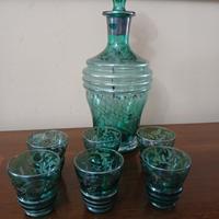 Antico set bottiglia e bicchieri in vetro verde