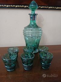 Antico set bottiglia e bicchieri in vetro verde