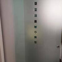 Porta scorrevole in vetro