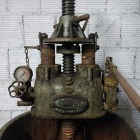 Vecchio torchio con martinetto idraulico