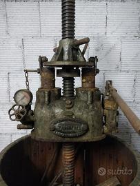 Vecchio torchio con martinetto idraulico