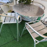 tavolino tondo con tre sedie in alluminio