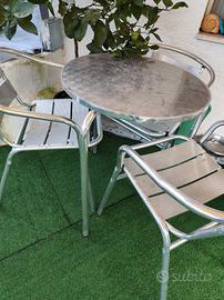tavolino tondo con tre sedie in alluminio