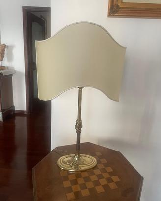 Lampada da tavolo con paralume classico