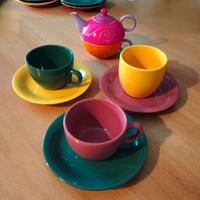 Tazze colorate con teiera