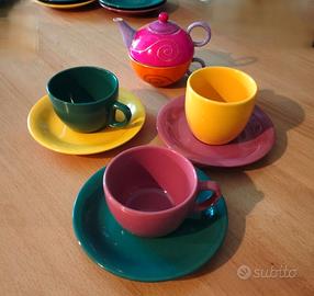 Tazze colorate con teiera