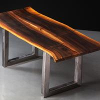 Tavolo in noce stile grezzo gambe in ferro