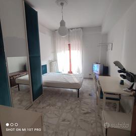 Singola luminosa con letto una piazza e mezza