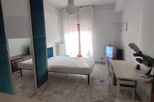 Singola luminosa con letto una piazza e mezza